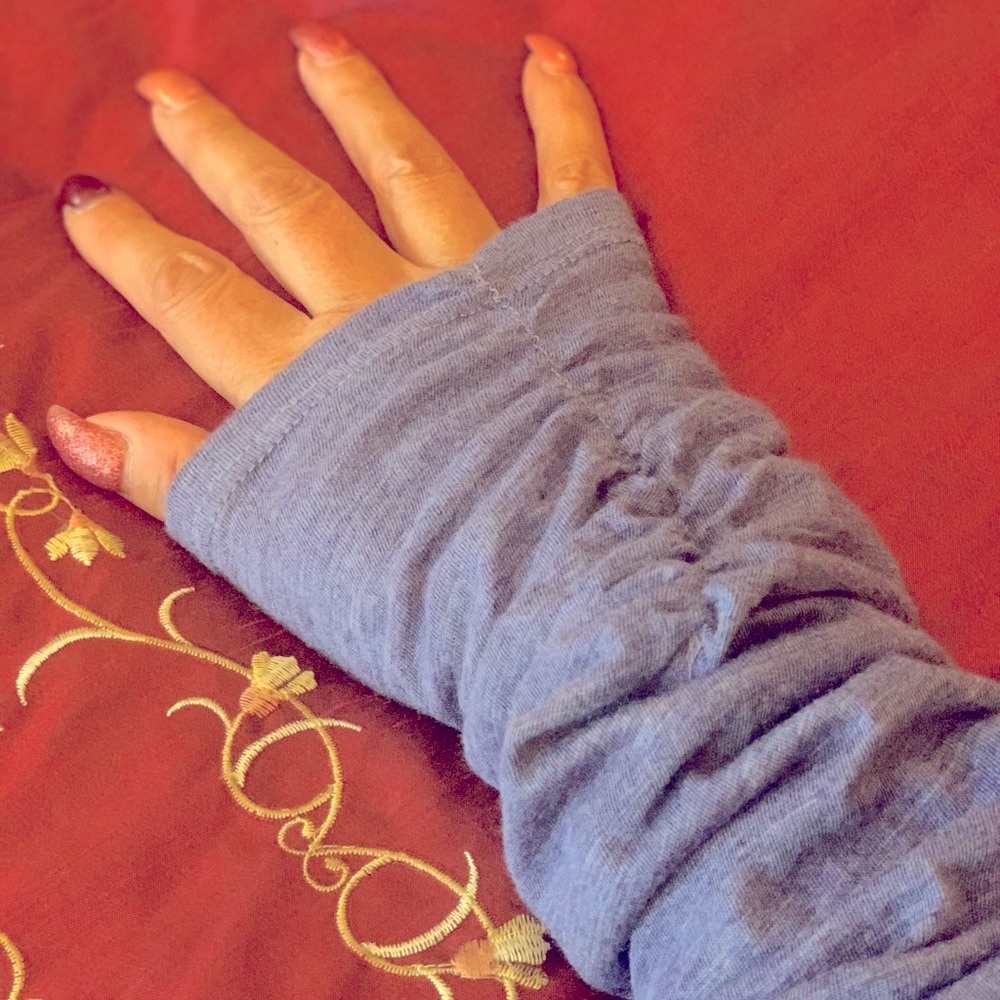 DKNY GOOD CONDITION: TURTLENECK BLUE TOP.